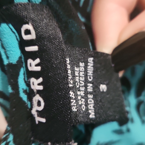 Torrid Teal And Black Skull Pattern Blouse Size 3x - Picture 3 of 7